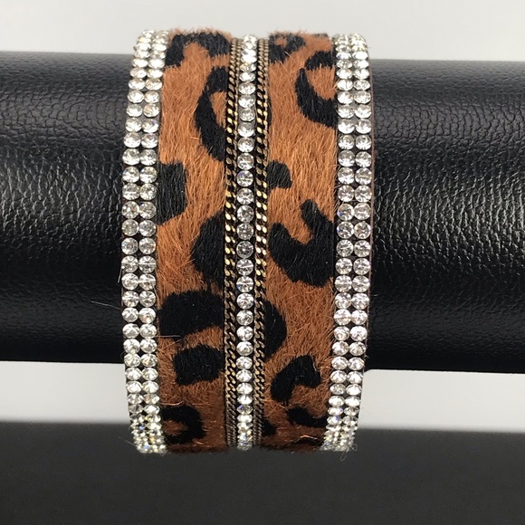 💥NEW💥 Vegan Leather Animal Print & Diamond Cuff - Picture 6 of 8